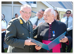 Vicaris-generaal mgr. Frans Kuttschrütter ontving in mei 2010 reeds het ereteken van verdienste van de Krijgsmacht
