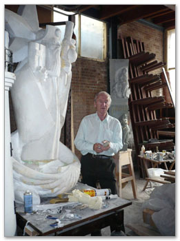 Herman van Elteren in zijn atelier met het beeld van de Heilige Jacobus in wording (juli 2010)