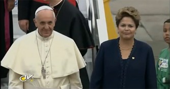 Paus Franciscus ontmoet president Rousseff direct na aankomst in Rio