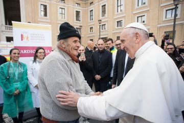 Paus Franciscus in ontmoeting (vr corona) met de armen