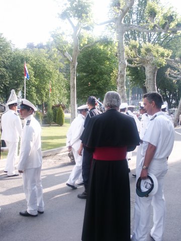 Mgr. Punt met aalmoezenier Jules Post, de initiatiefnemer van de Arubaanse bedevaart