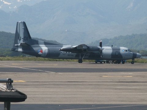 De Fokker van de Luchtmacht staat klaar op het vliegveld van Tarbes...