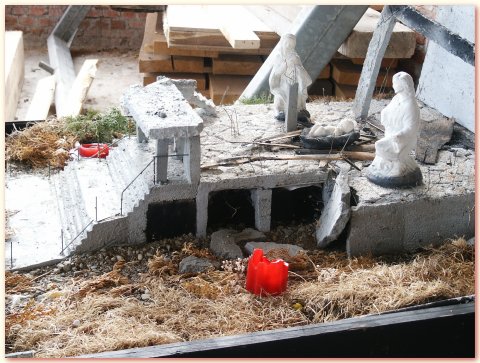 Kerstgroep in een maquette van de verwoeste kerk in Presnace bij Banja Luka