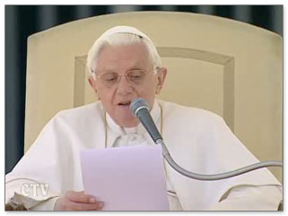 Paus Benedictus XVI leest de brief voor