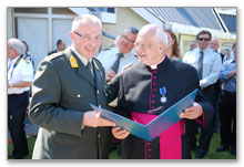 Vicaris-generaal mgr. Frans Kuttschrütter ontvang het ereteken van verdienste van de Krijgsmacht