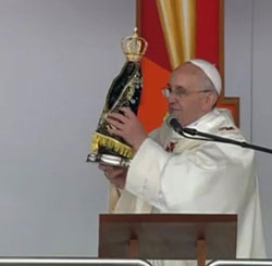 Paus Franciscus met het wonderbeeld van Aparecida