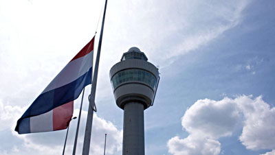 Vlag halfstok op Luchthaven Schiphol (foto: Tom Jutte)