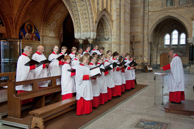 Het kathedrale koor tijdens de priesterwijding op 14 juni 2014