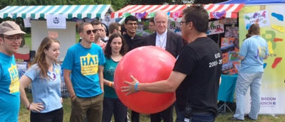 De bal die werd doorge­geven bij de start van de campagne ‘Maak er een punt van’ in 2015 op het Katholieke Jongerendag­Festival.