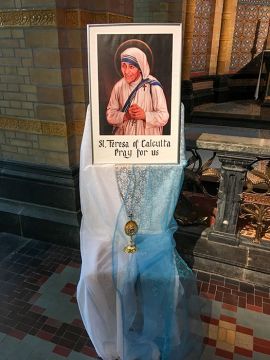 De relikwi van H. Moeder Teresa is ter verering uitgesteld