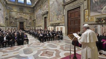 De paus spreekt tot het Corps Diplomatique in de Sixtijnse kapel