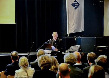 Mgr. Hendriks aan het woord tijdens de NKSR studiedag in Den Bosch