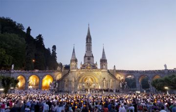 Pelgrims verzamelen voor de Rozenkransbasiliek te Lourdes