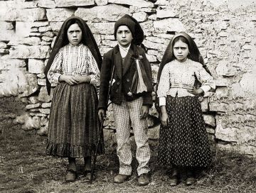 Drie herderskinderen zagen Maria verschijnen in Fátima