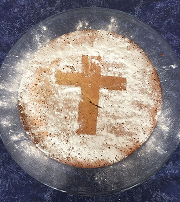 Een kruis is natuurlijk ook een mooie afwerking van de taart