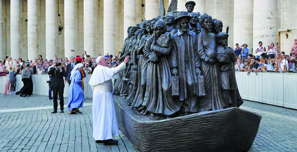 Paus Franciscus bij het beeld van Timothy Schmalz op het Sint-Pietersplein: Angels Unawares