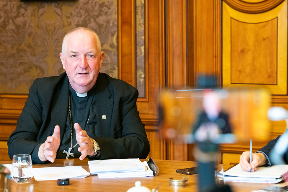 Mgr. Hoogenboom spreekt met de pers