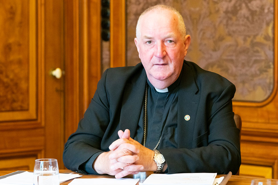 Mgr. Hoogenboom spreekt met de pers