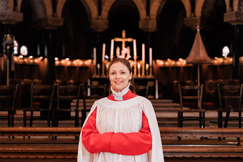 Laine Tabora, dirigente van het kathedrale koor