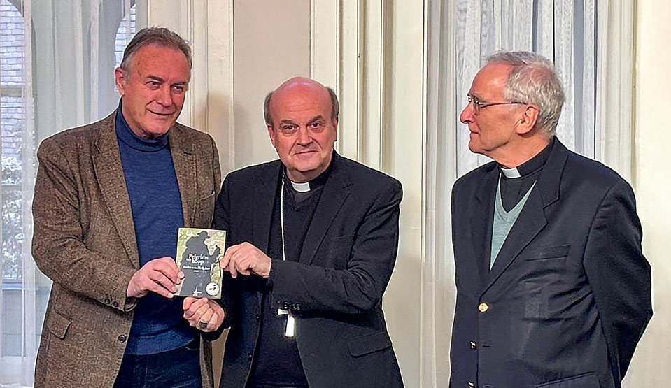 Van links naar rechts: Leo Fijen, bisschop Van den Hende en Jan Stuyt sj.