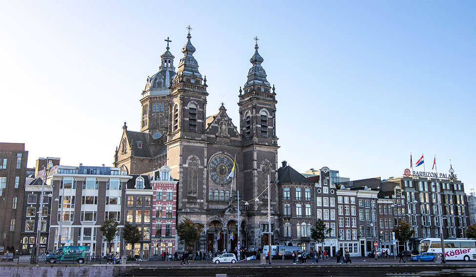 De officile naam: Co-Kathedrale Basiliek van Sint Nicolaas