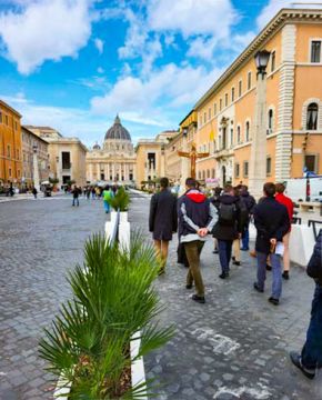 Behalve de vier basilieken te Rome zijn ook vijf jubileumplaatsen aangewezen in ons eigen bisdom.