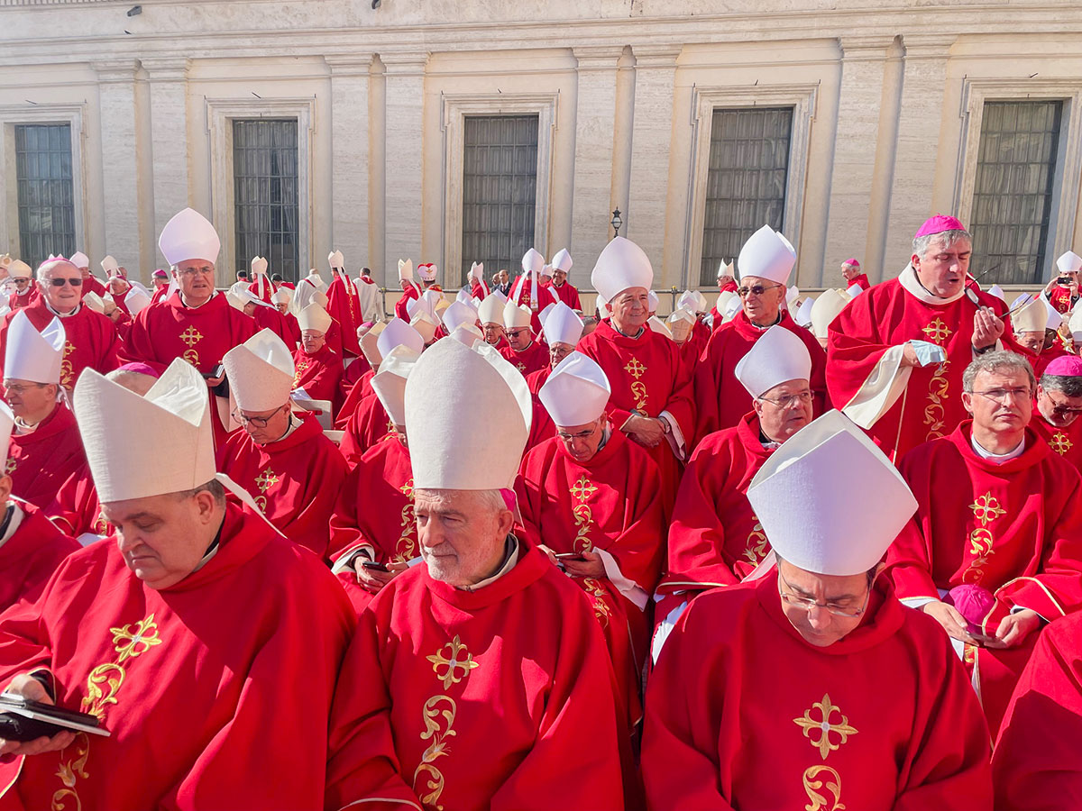 Mgr. Hendriks was bij de uitvaart op het Sint-Pietersplein Mgr. Hendriks was bij de uitvaart op het Sint-Pietersplein