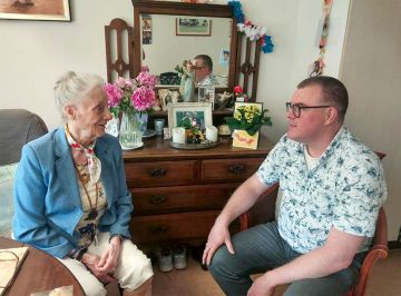 Henk van Hamersfeld in gesprek met een bewoonster van zorgcentrum Bosbeek in Heemstede