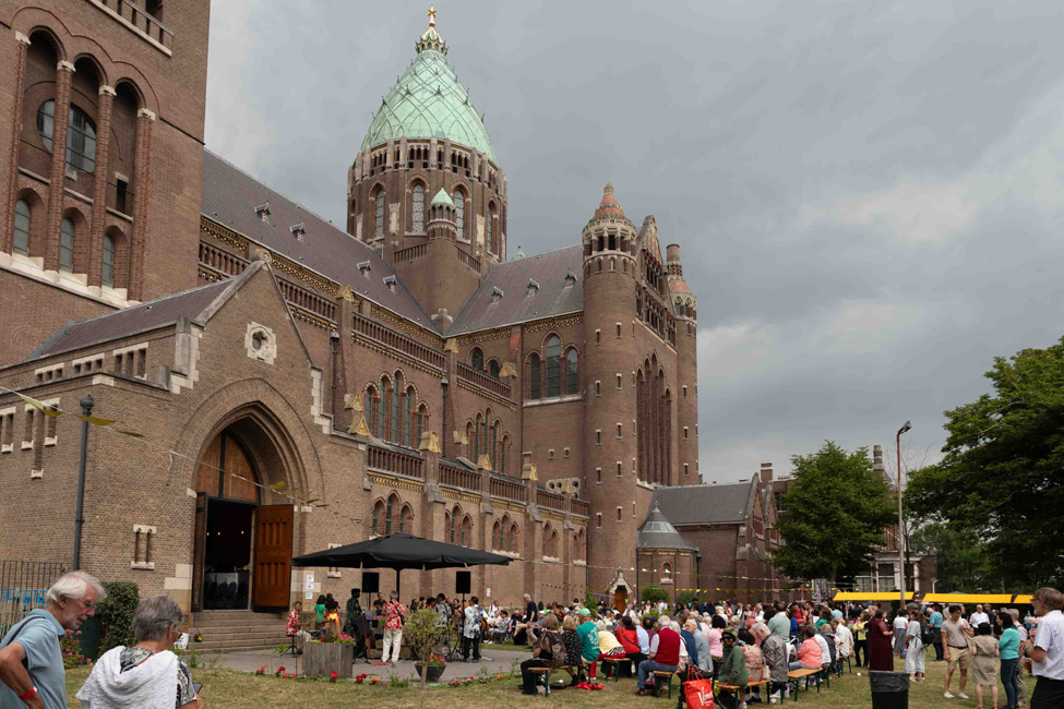 Geslaagde Internationale H. Mis en Bazaar in de kathedraal