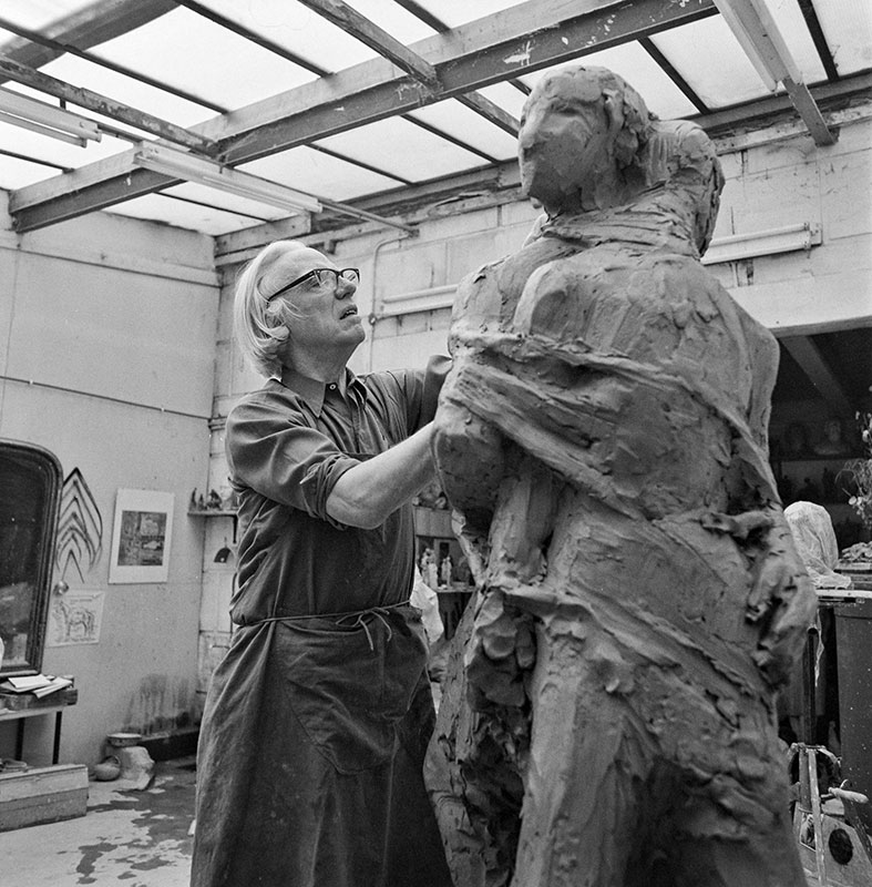 Beeldhouwer Mari Andriessen