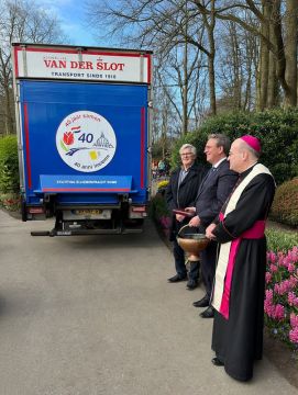 De bloemen worden ontvangen in het Vaticaan