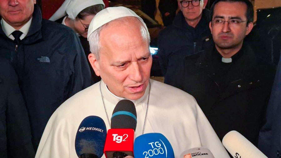 Paus Leo XIV in gesprek met journalisten over vrede