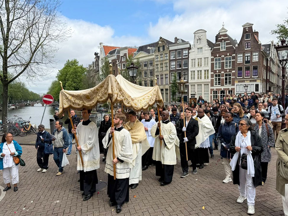 Sacramentsprocessie over de grachten van Amsterdam
